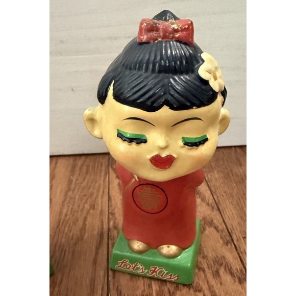 Vintage Asian Japanese Boy & Girl Ceramic Let's Kiss Bobblehead Red Black - Picture 3 of 8